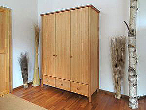 Kleiderschrank Fantastico dreitürig massiv